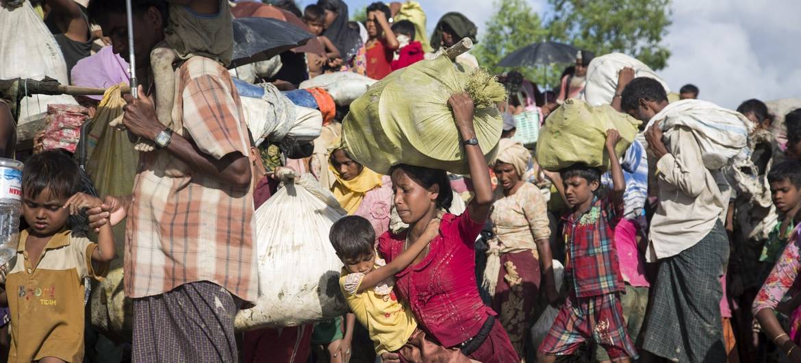 Kuvassa rohingyalaiset pakenevat Bangladeshiin jouduttuaan sotilasviranomaisten raa'an vainon uhriksi Myanmarissa. Kuva: UNHCR/Roger Arnold.